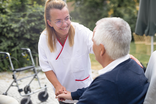 Gerontopsychiatrie-Patientenspaziergang-mit-Pflegekraft