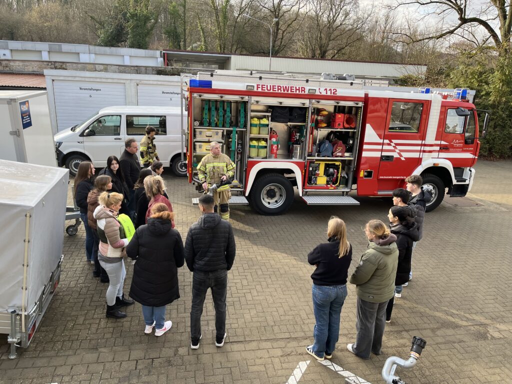Angehende Pflegekräfte stellen ihr Ehrenamt vor.